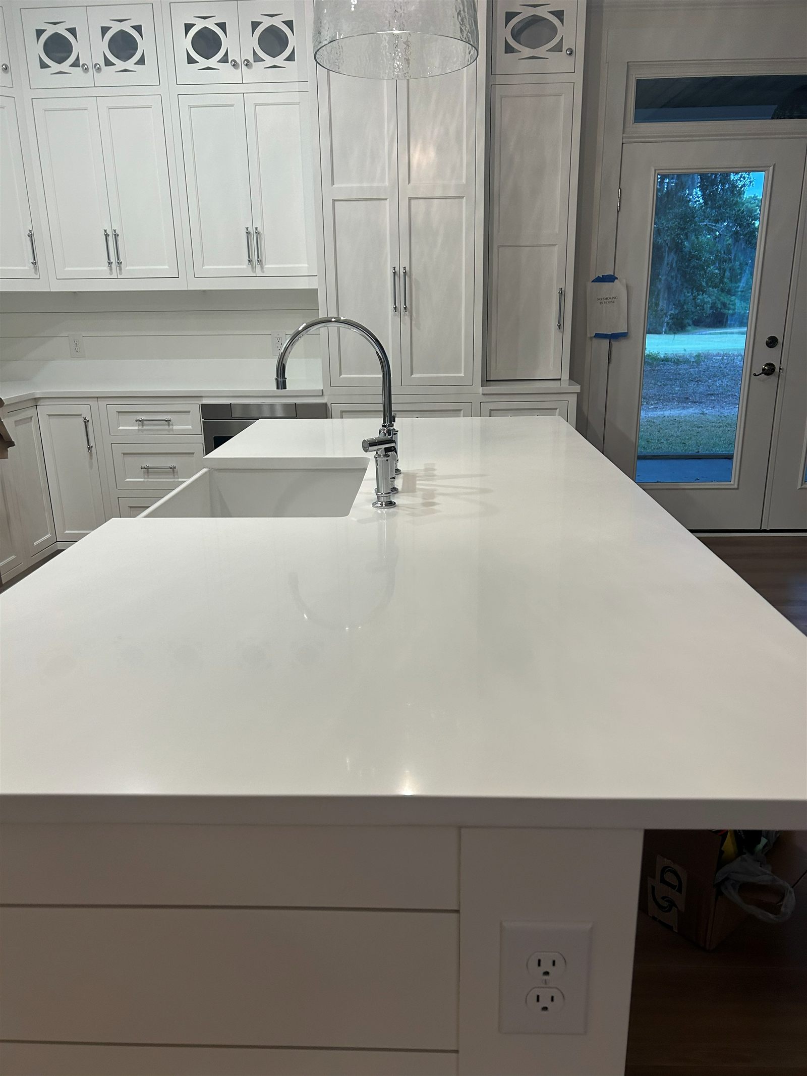 Quartz kitchen island countertop with farmhouse sink